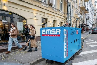 　ウクライナ・キーウの飲食店前に設置された発電機＝１０月３０日（共同）