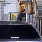 　女性が刺された現場付近を調べる警視庁の捜査員＝３０日深夜、東京都町田市