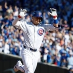 　パドレス戦の５回、ソロ本塁打を放ち塁を回るカブス・鈴木＝シカゴ（共同）