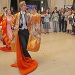 　ベトナムの首都ハノイで、パフォーマンスを披露するハウステンボス歌劇団員ら＝９月３０日（共同）