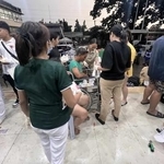 　１日、フィリピン中部セブ州の病院で手当を待つ負傷者たち（ＡＰ＝共同）