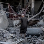 　イスラエル軍に破壊された建物のがれきの中から所有物を捜すパレスチナ人＝９月３０日、ガザ北部ガザ市（ゲッティ＝共同）