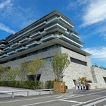 　城のような外観が特徴の「エスパシオ　ナゴヤキャッスル」。右奥は名古屋城天守閣＝名古屋市