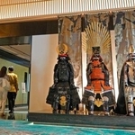 　よろいかぶとが並ぶ「エスパシオ　ナゴヤキャッスル」の宿泊者用エントランス＝名古屋市