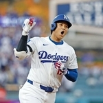 　米大リーグ、ワイルドカードシリーズ第１戦のレッズ戦で、１回に先頭打者本塁打を放ち塁を回るドジャースの大谷翔平＝９月３０日、ロサンゼルス（共同）