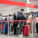 　建国７６年の国慶節を迎え、日本に向かう旅行客らで混雑する北京首都国際空港＝１日（共同）