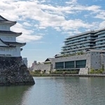 　城のような外観が特徴の「エスパシオ　ナゴヤキャッスル」。左は名古屋城の西北隅櫓（やぐら）＝名古屋市