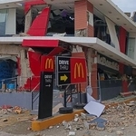 　地震で損壊したフィリピン中部セブ州のファストフード店＝１日（ＡＰ＝共同）