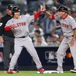 　ヤンキース戦の７回、代打で逆転の２点打を放ち喜ぶレッドソックス・吉田（左）＝ニューヨーク（ゲッティ＝共同）