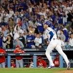 　レッズ戦の６回、この試合２本塁打目となる２ランを放ち一塁へ向かうドジャース・大谷＝ロサンゼルス（共同）