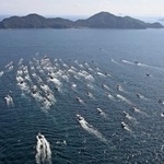 　豊漁を祈る宗像大社の神事「みあれ祭」で、玄界灘をパレードする漁船団＝１日午前、福岡県宗像市沖（共同通信社ヘリから）