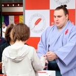 　「赤い羽根共同募金運動」に参加した安青錦＝１日、東京都台東区