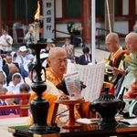 　薬師寺で開かれた晋山式で、就任の決意を告げる生駒基達新管主＝１日午前、奈良市
