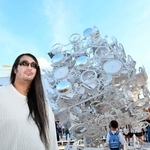 　７０台を超える車いすを使用した作品を手がけたアーティストの檜皮一彦さん＝８月、大阪市此花区の夢洲