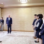 　川崎ストーカー事件を受けて神奈川県が立ち上げた特別チームの発足式で、職員らを激励する黒岩祐治知事（左端）＝１日午後、神奈川県庁