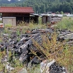 　放火で全焼した古民家跡＝９月１７日、岐阜県飛騨市神岡町