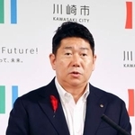 　記者会見する川崎市の福田紀彦市長＝１日午後、川崎市役所