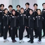 　記者会見を終え、記念撮影に応じる（前列左から）千葉百音、樋口新葉、坂本花織、渡辺倫果、島田麻央、（後列左から）三浦佳生、佐藤駿、鍵山優真、山本草太、壷井達也、中田璃士＝１日、東京都新宿区