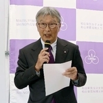 　記者会見で共学化について説明する学校法人松山東雲学園の丸木公介理事長＝１日午後、松山市