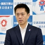 　記者団の取材に応じる大阪府の吉村洋文知事＝１日午後、大阪府庁