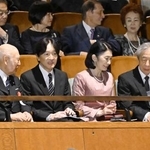 　第８０回文化庁芸術祭オープニング公演のオペラ「ラ・ボエーム」を鑑賞するため、新国立劇場に到着された秋篠宮ご夫妻＝１日午後、東京都渋谷区（代表撮影）