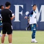 　練習するＪ１横浜Ｍの喜田主将（右）＝神奈川県横須賀市