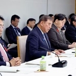 　経済財政諮問会議で発言する石破首相（左から２人目）＝１日午後、首相官邸