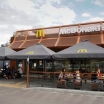 　ウクライナの首都キーウ近郊ブロバリにあるマクドナルドの店舗＝８月（共同）