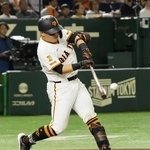 　１回巨人２死二、三塁、山瀬が左前に２点打を放つ＝東京ドーム