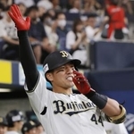 　５回、２ランを放ちポーズをとるオリックス・頓宮＝京セラドーム