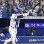 　６回ＤｅＮＡ無死一、二塁、佐野が左越えに３ランを放つ＝横浜