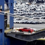 　横浜港で船積みされる自動車