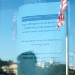 　米政府閉鎖のため入場停止となったことを伝えるワシントン記念塔の張り紙＝１日、ワシントン（共同）