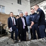 　ウクライナ・ポルタワで地雷除去に関する説明を受ける中込正志駐ウクライナ大使（手前左から２人目）＝１日（ウクライナ非常事態庁提供・共同）