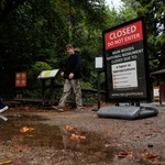 　米カリフォルニア州で、政府閉鎖による施設休業を伝える看板＝１日（ＡＰ＝共同）