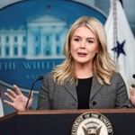 　ホワイトハウスで記者会見するキャロライン・レビット米大統領報道官＝１日、ワシントン（ロイター＝共同）