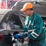 　ロシアが実効支配するウクライナ南部クリミア半島シンフェロポリの給油所で働く男性＝９月２６日（タス＝共同）