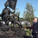 　１日、モスクワ郊外の愛国者公園で、抗日パルチザンの記念碑除幕式に参加した（右から）北朝鮮の努光鉄国防相とロシアのベロウソフ国防相（ロシア国防省提供・共同）