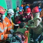 　１日、インドネシア・シドアルジョで、倒壊したイスラム寄宿学校の建物で救助活動をする救急隊員（国家捜索救助庁提供・ゲッティ＝共同）