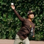 　キャッチボールするパドレスのダルビッシュ＝シカゴ（共同）