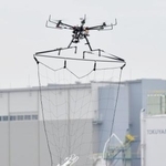 　２０１６年１月、テロ対処訓練で小型のドローンを捕獲する警視庁の「迎撃ドローン」（上）＝東京都江東区