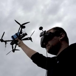 　飛行訓練に臨むウクライナ軍ドローン部隊の操縦士＝５月（共同）