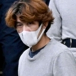 　送検される本間友希容疑者＝２日午前９時１５分、横浜・栄署