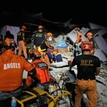 　１日、フィリピン・セブ島のボゴで、倒壊した建物を調べる捜索隊員（ＡＰ＝共同）