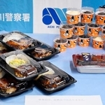 　東本拓也容疑者が「出前館」で注文した商品と同じアイスクリームや弁当＝２日午前、名古屋・中川署