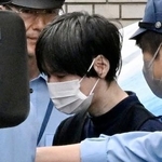 　送検のため名古屋・中川署を出る東本拓也容疑者＝２日午前８時３２分