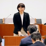 　市議全員との会合に臨む前橋市の小川晶市長＝２日午前、前橋市議会庁舎
