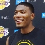 　笑顔で取材に応じるレーカーズの八村＝１日、エルセグンド（共同）