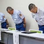 　謝罪する和歌山県新宮市消防本部の竹田和之消防長（中央）ら＝２日午前、新宮市