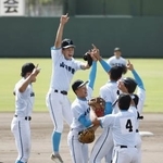 　高川学園を破って初優勝し、喜ぶ山梨学院の選手たち＝マイネットスタジアム皇子山